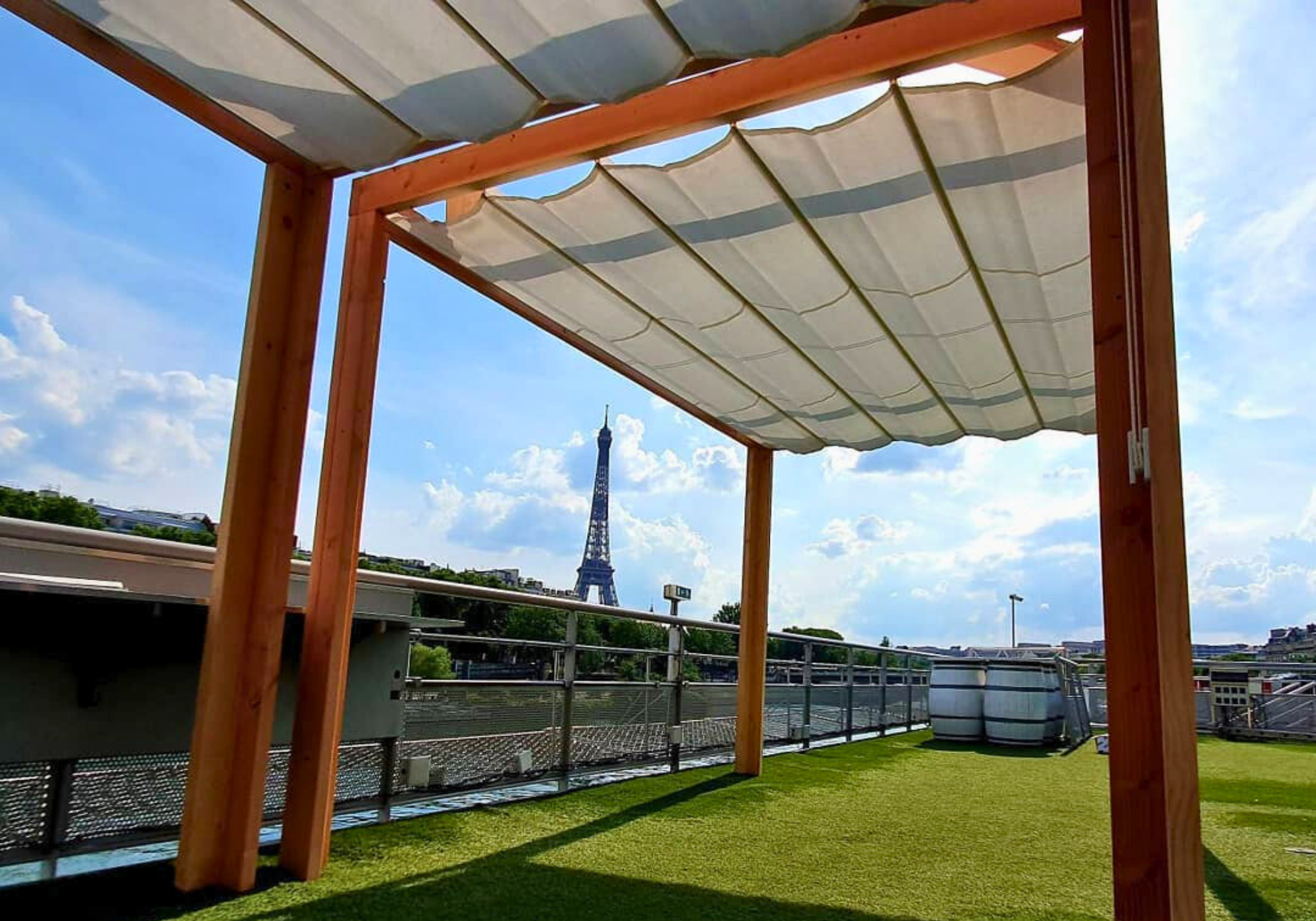 Pergola de France et la Compagnie des Bateaux Mouches: une collaboration élégante sur la Seine