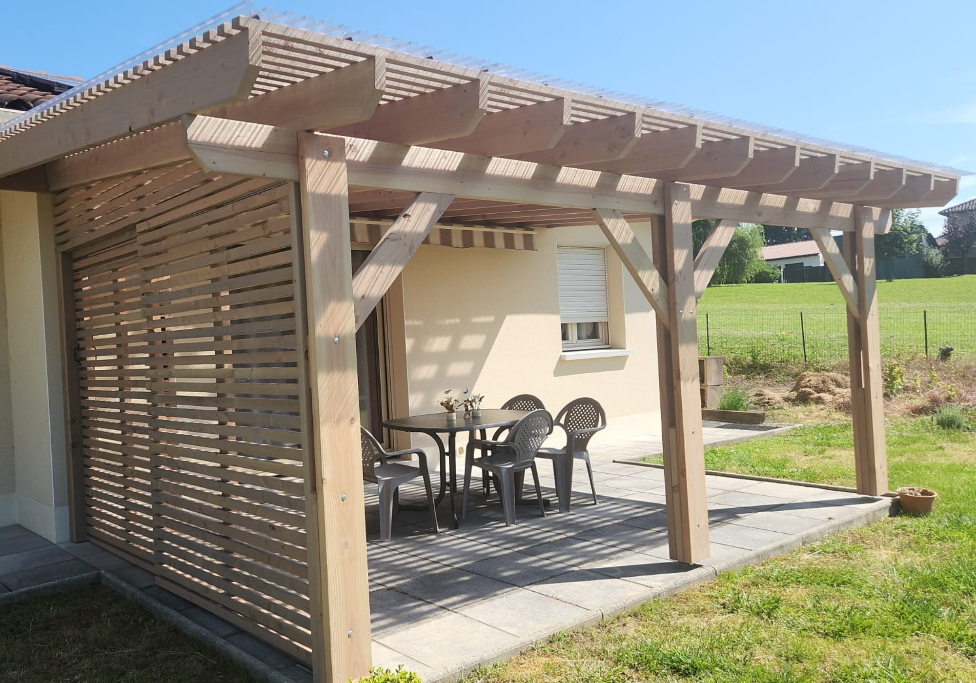 Sublimez votre terrasse avec notre nouvelle pergola adossée