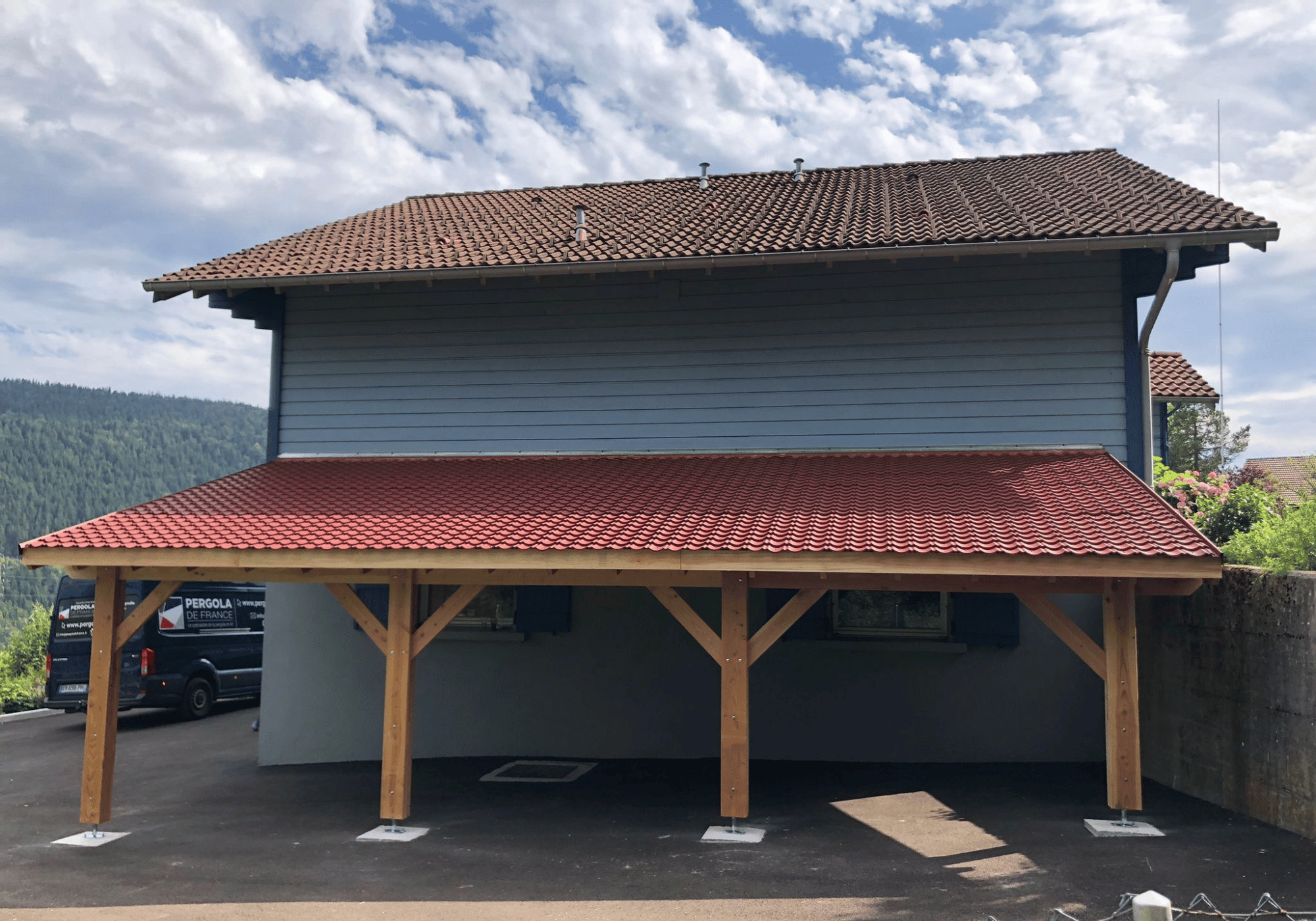 Une nouvelle pergola adossée transforme un espace à Villers-le-Lac